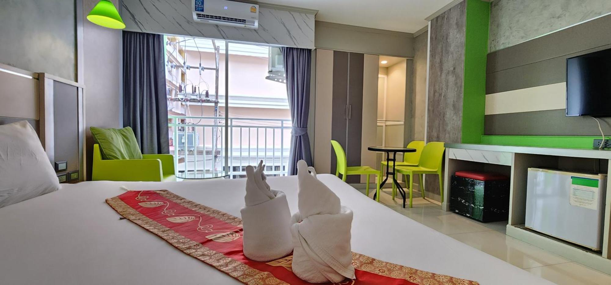 Issara Patong Beach Екстериор снимка