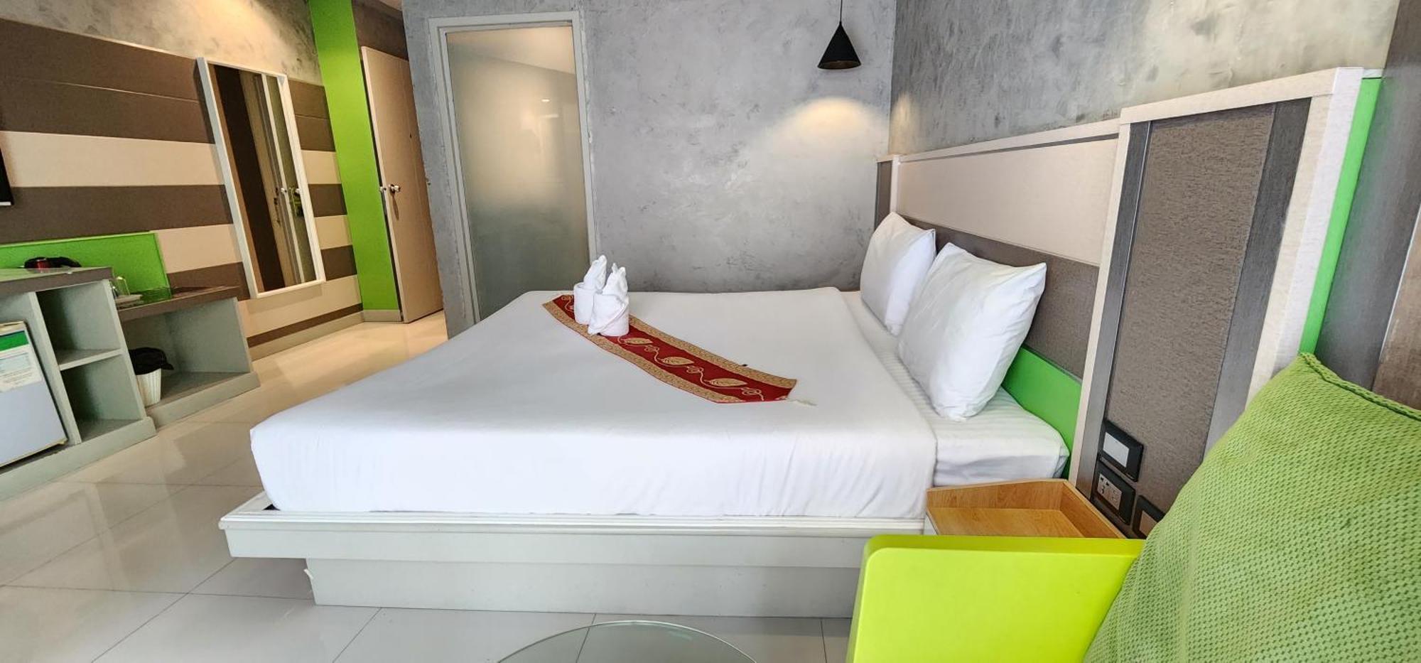 Issara Patong Beach Екстериор снимка