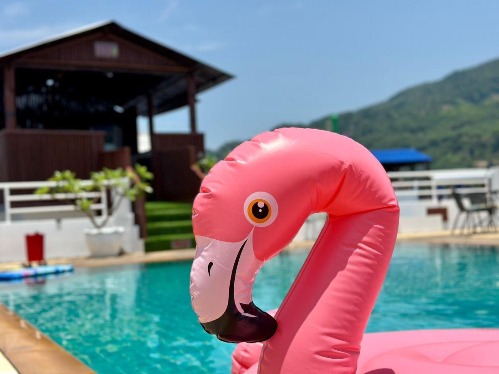 Issara Patong Beach Екстериор снимка