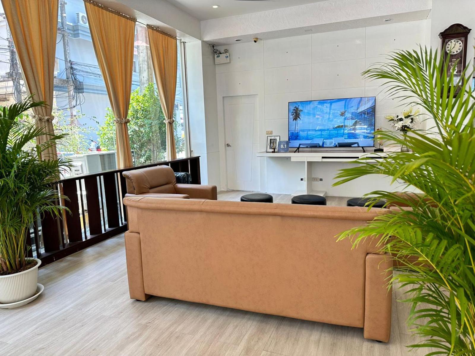 Issara Patong Beach Екстериор снимка