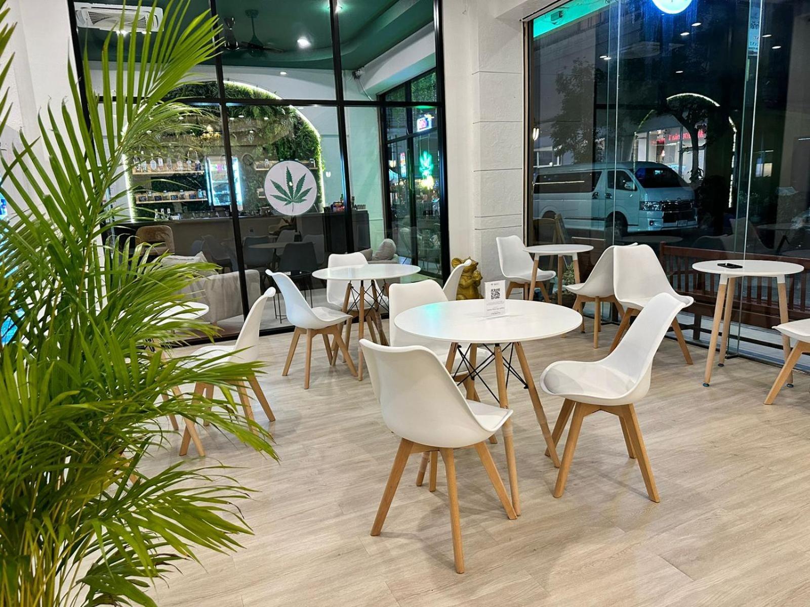 Issara Patong Beach Екстериор снимка