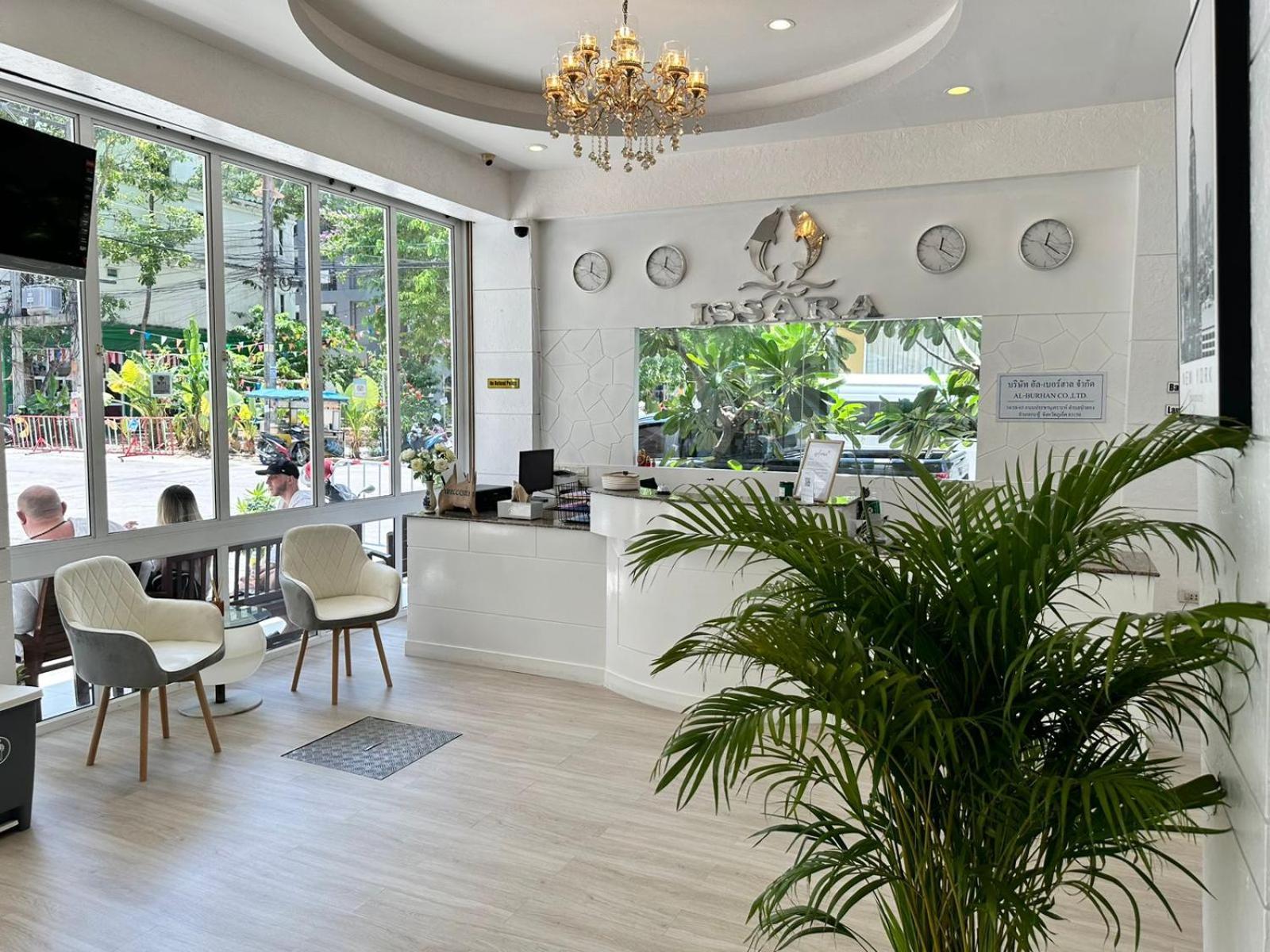 Issara Patong Beach Екстериор снимка