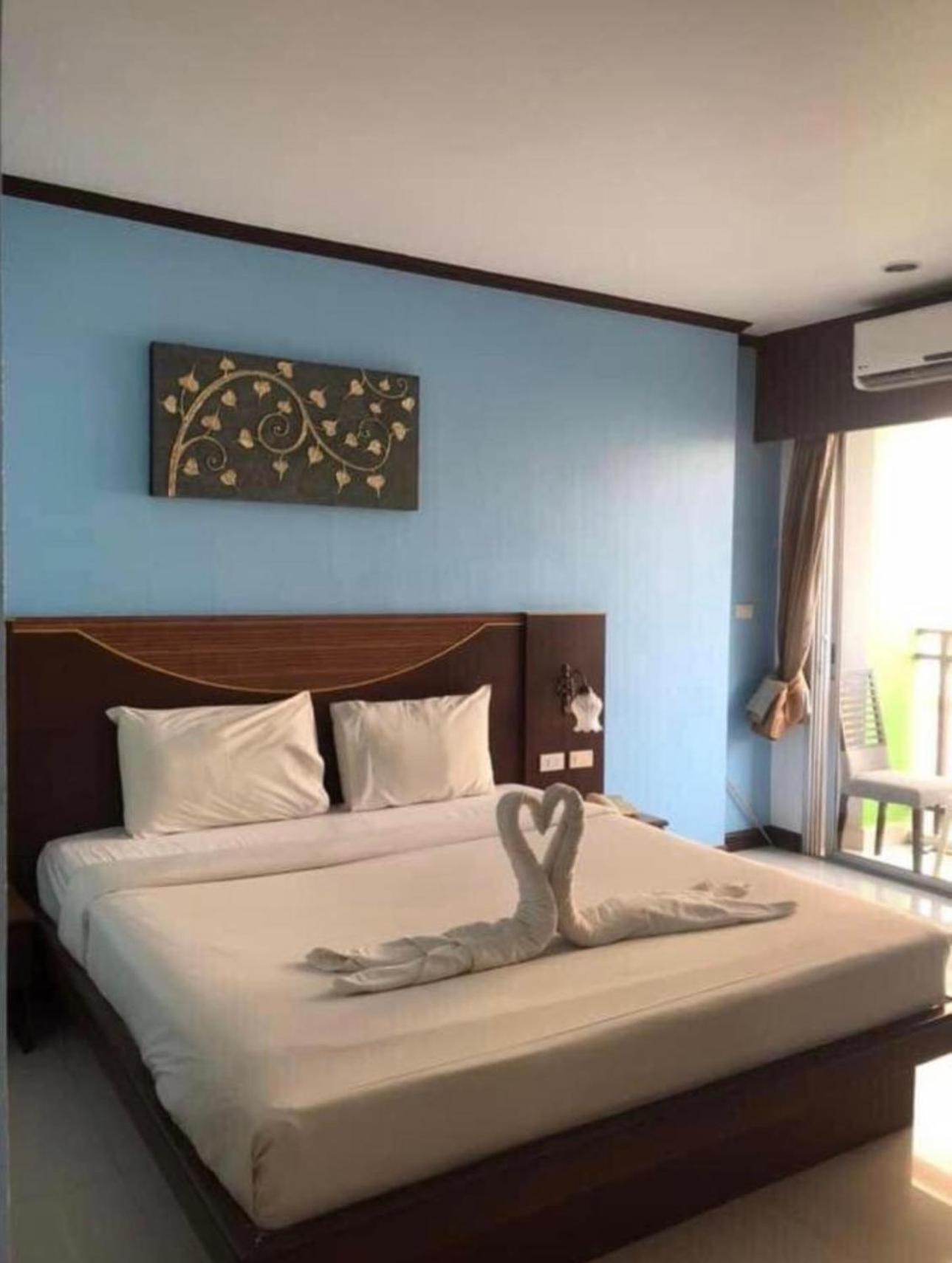 Issara Patong Beach Екстериор снимка