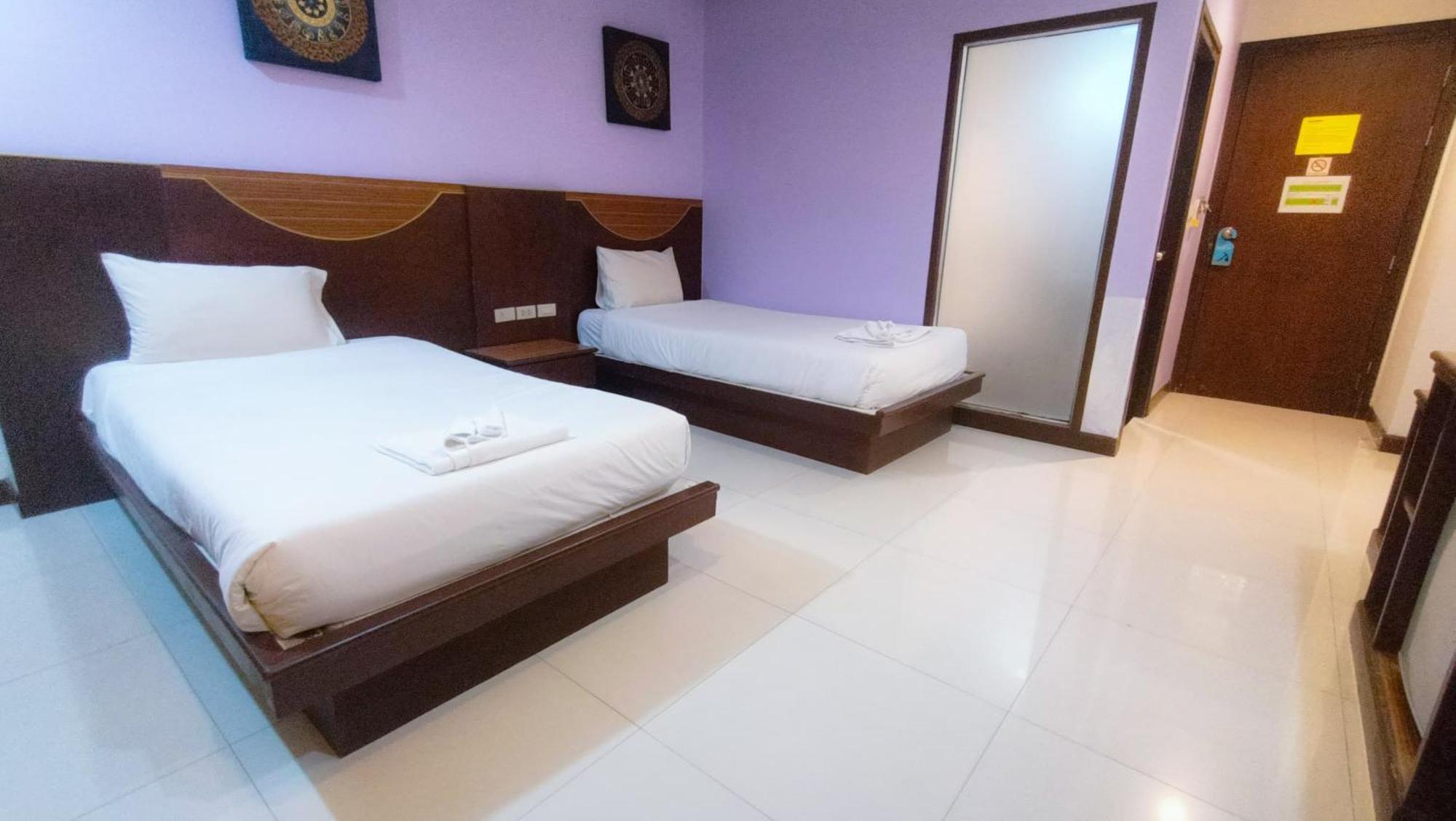 Issara Patong Beach Екстериор снимка