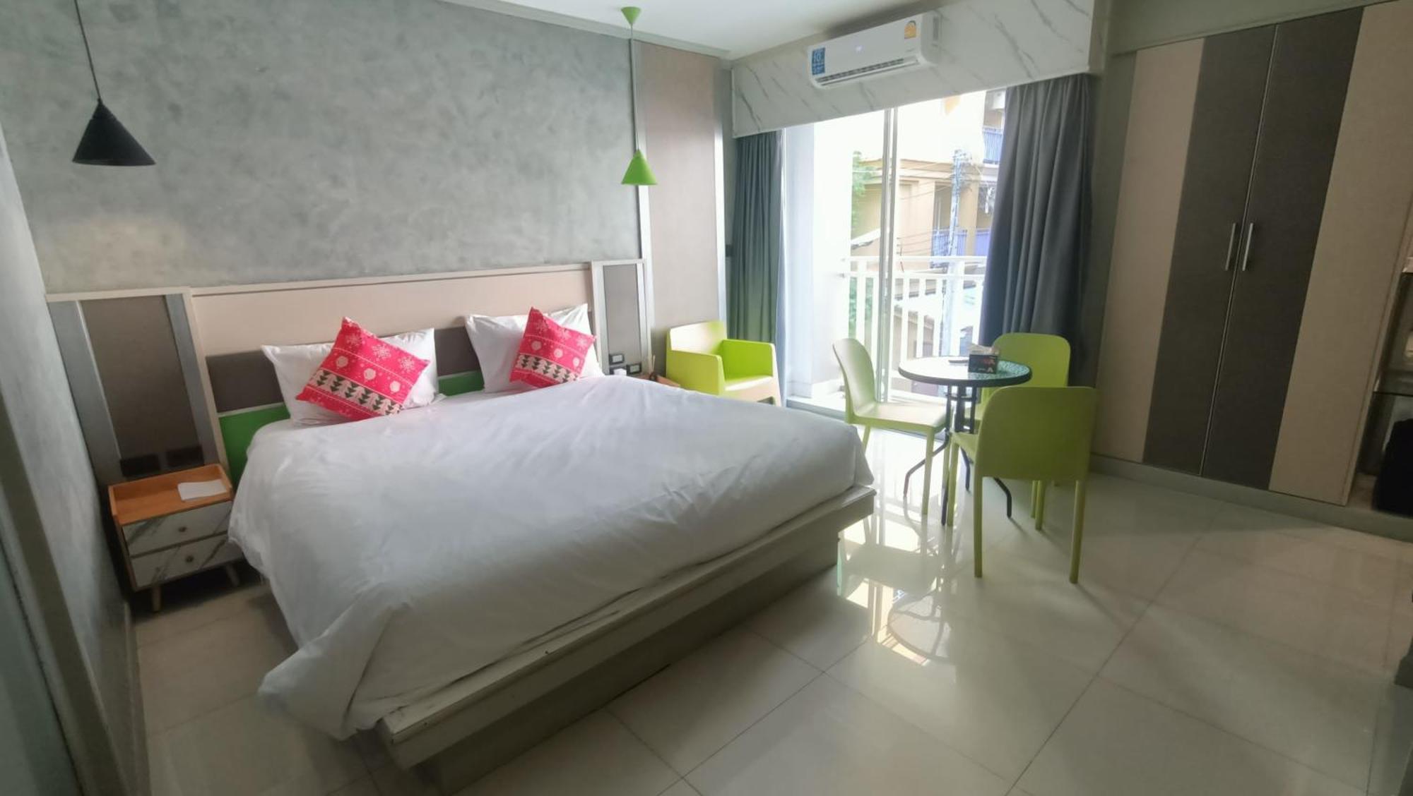 Issara Patong Beach Екстериор снимка