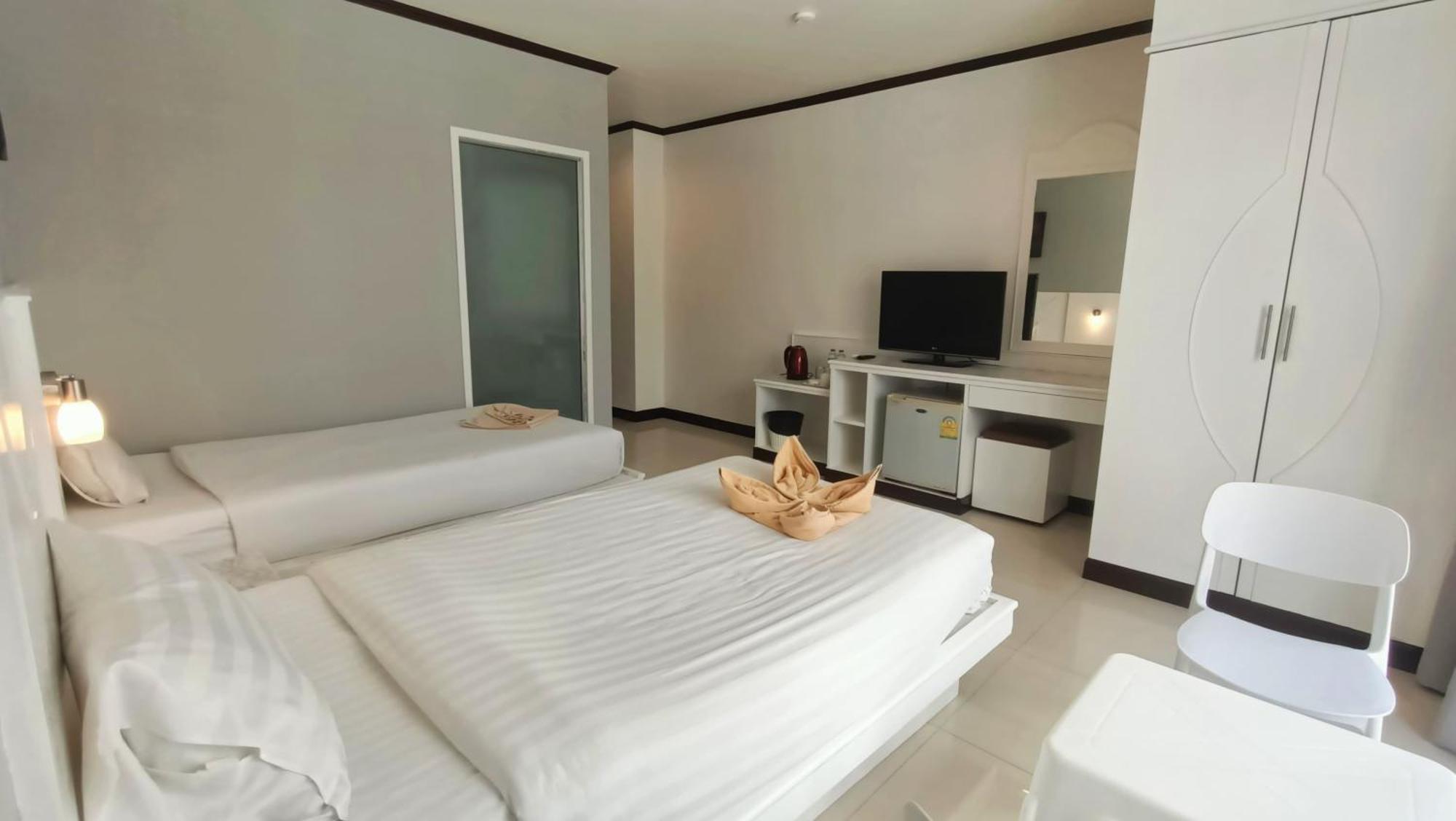 Issara Patong Beach Екстериор снимка