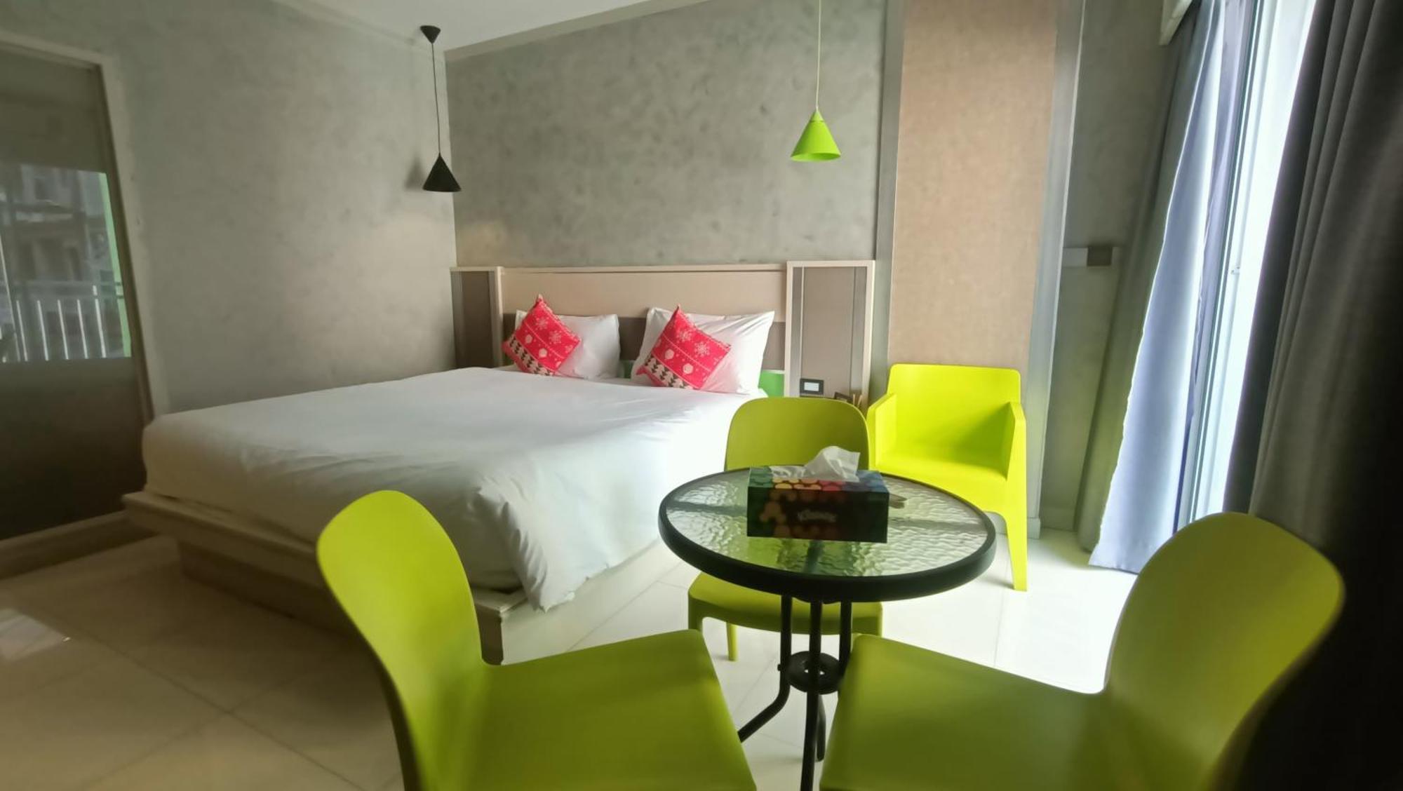 Issara Patong Beach Екстериор снимка