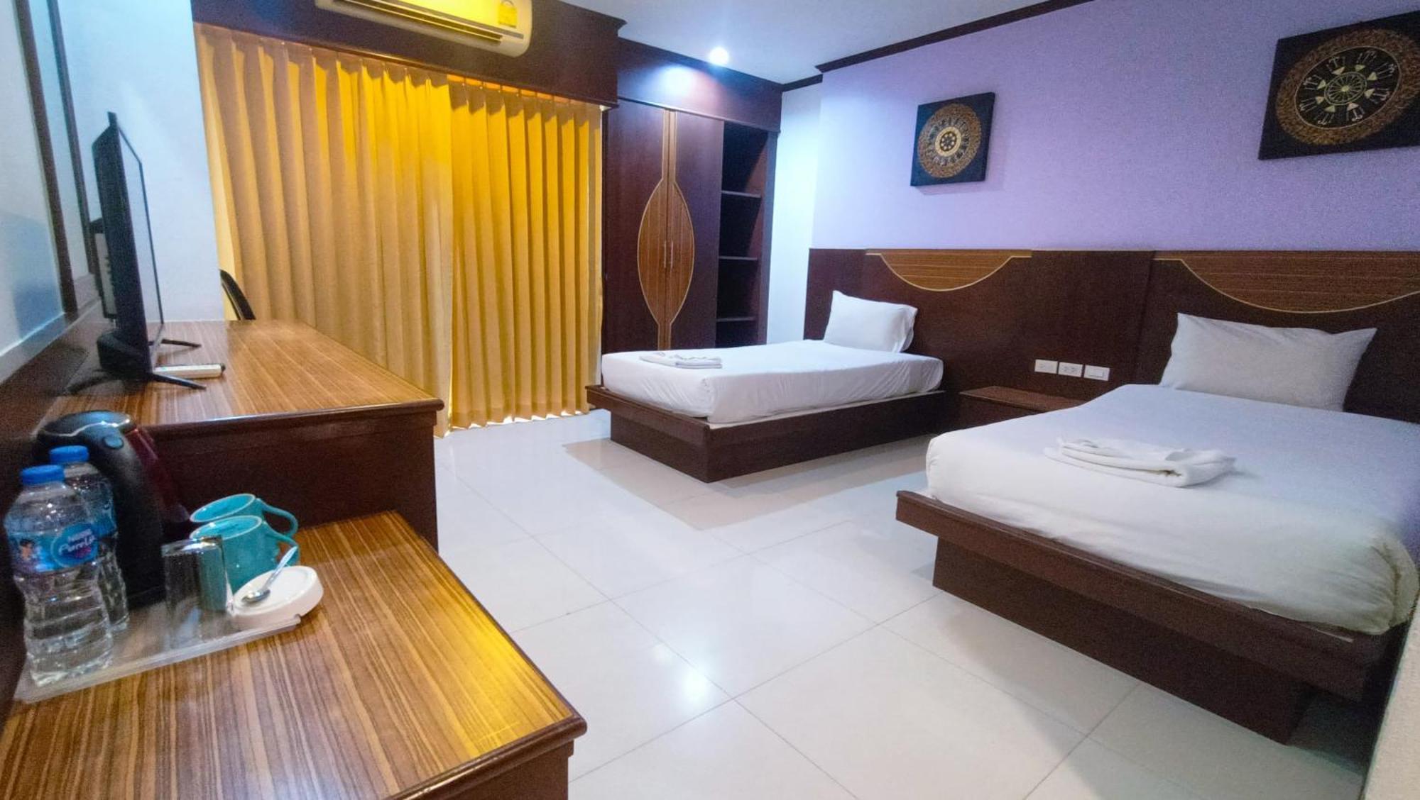 Issara Patong Beach Екстериор снимка